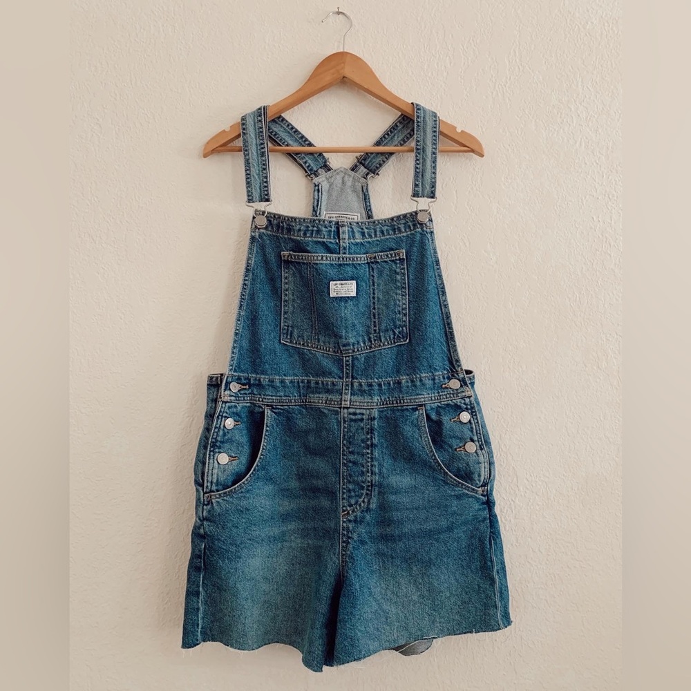 levi’s womens overal shorts !